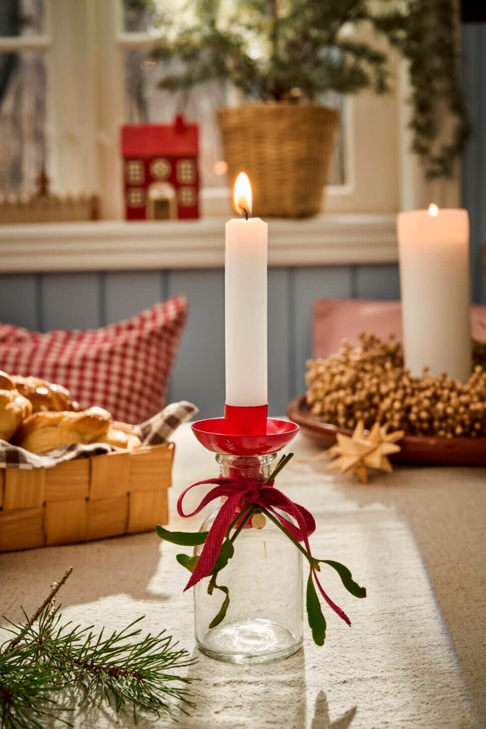 Mit Weihnachtsdeko und Keksdosen geschmückte Küche im Altbau