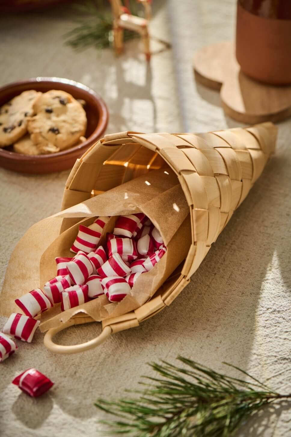 Kekse und Bonbons auf Küchentisch im Altbau