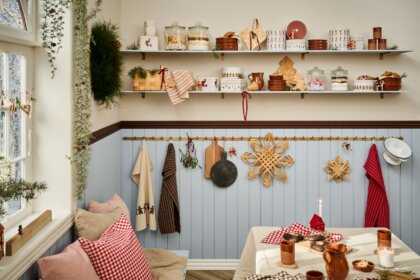 Mit Weihnachtsdeko und Keksdosen geschmückte Küche im Altbau