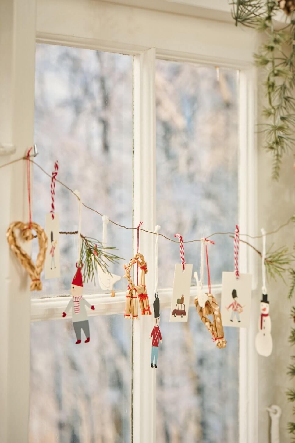 Festlich mit Weihnachtsdeko geschmücktes Fenster im Altbau