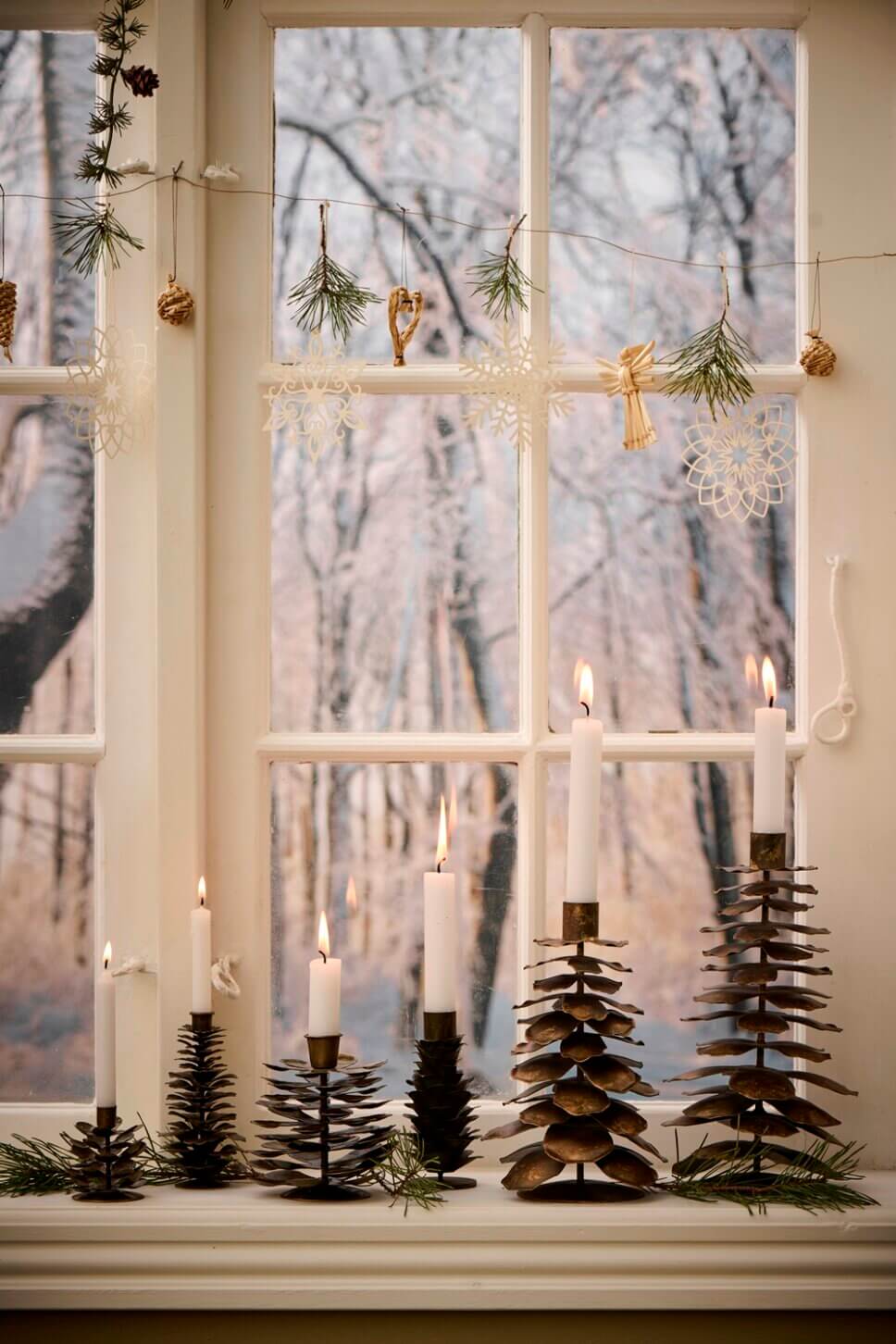 Festlich mit Weihnachtsdeko geschmücktes Fenster im Altbau
