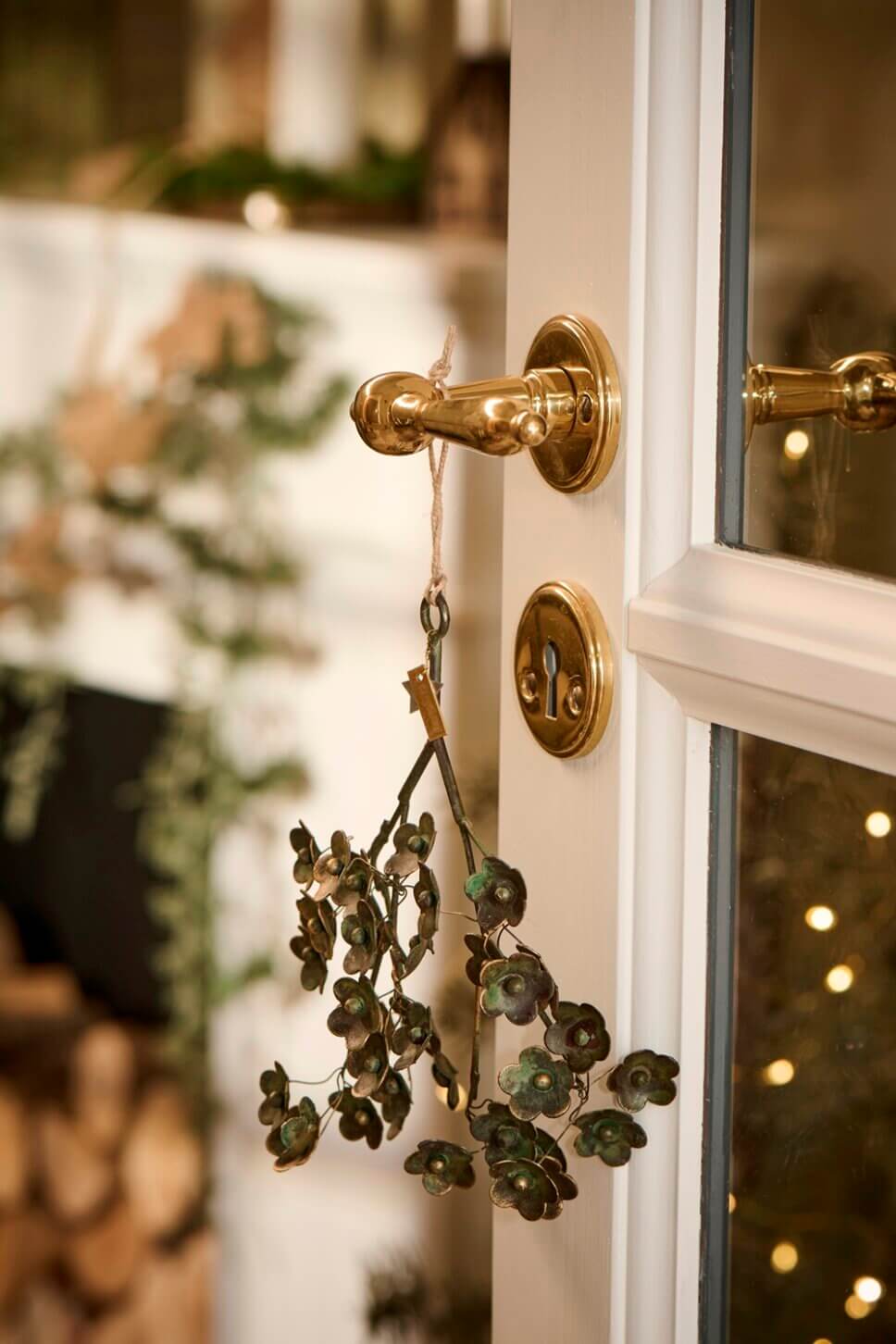 Festlich mit Weihnachtsdeko geschmücktes Wohnzimmer