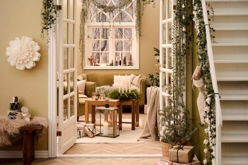 Festlich mit Weihnachtsdeko geschmücktes Wohnzimmer