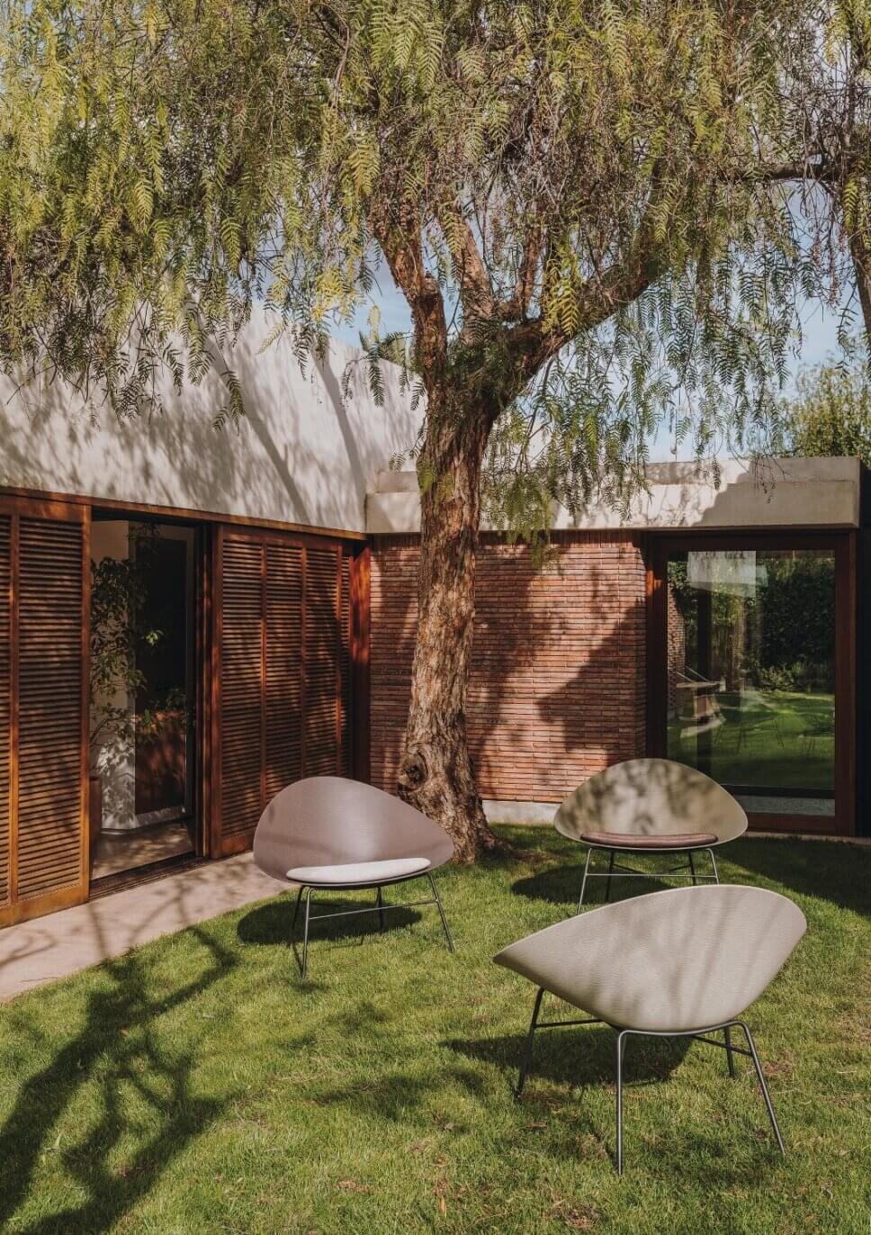 Braune Loungesessel im Garten