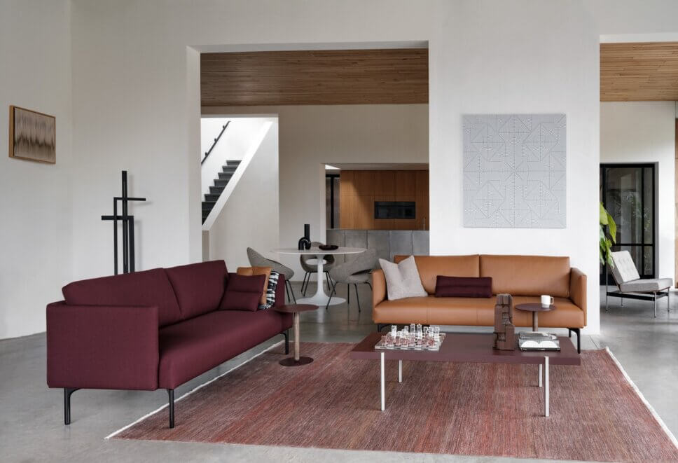 Braunes Sofa im modern eingerichteten Wohnzimmer