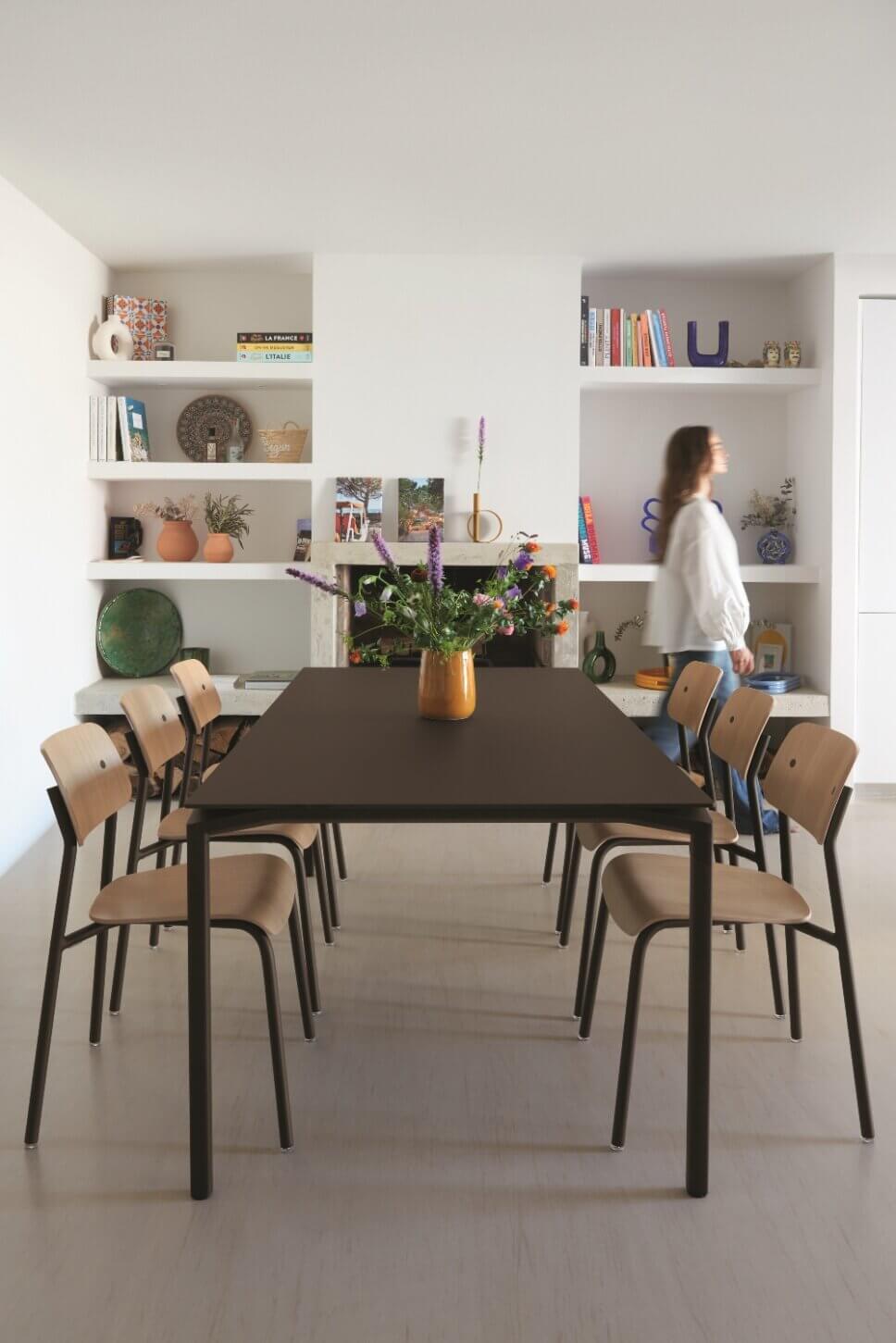 Braune Stühle und Tisch im modern eingerichteten Esszimmer