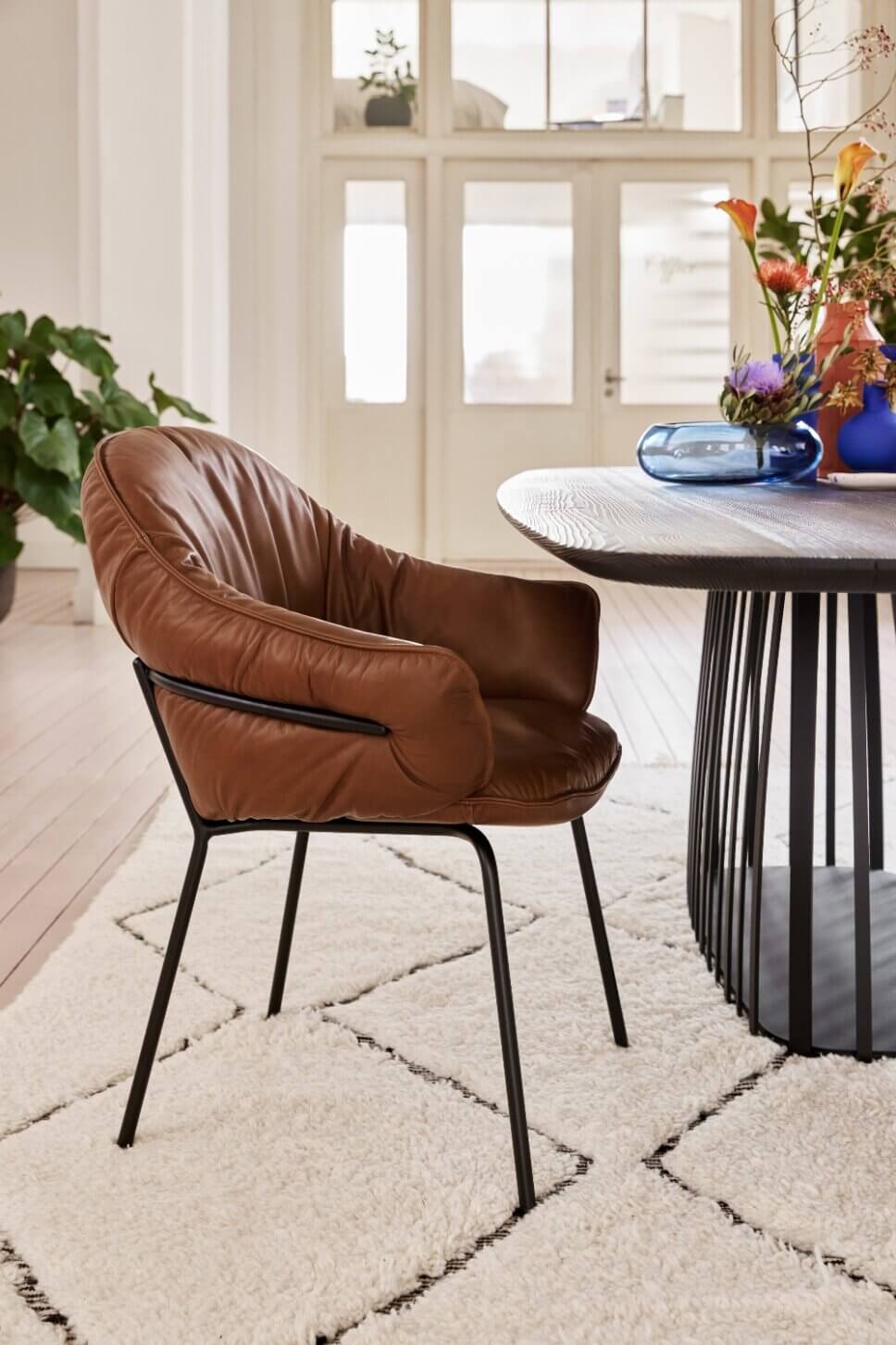 Brauner Polsterstuhl im modern eingerichteten Esszimmer