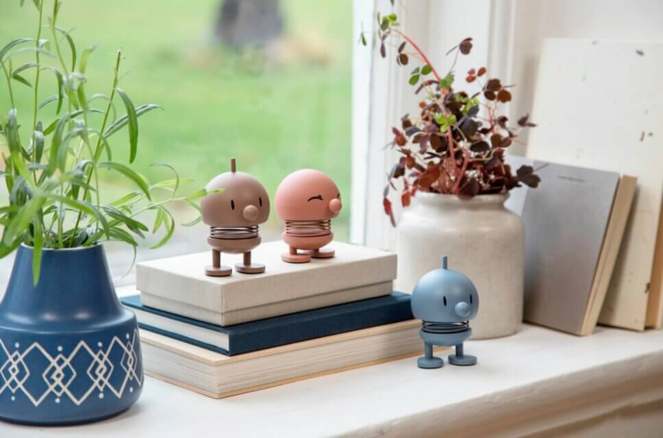 Hoptimisten - fröhlich wippende Figuren auf Drahtspirale - auf Fensterbank