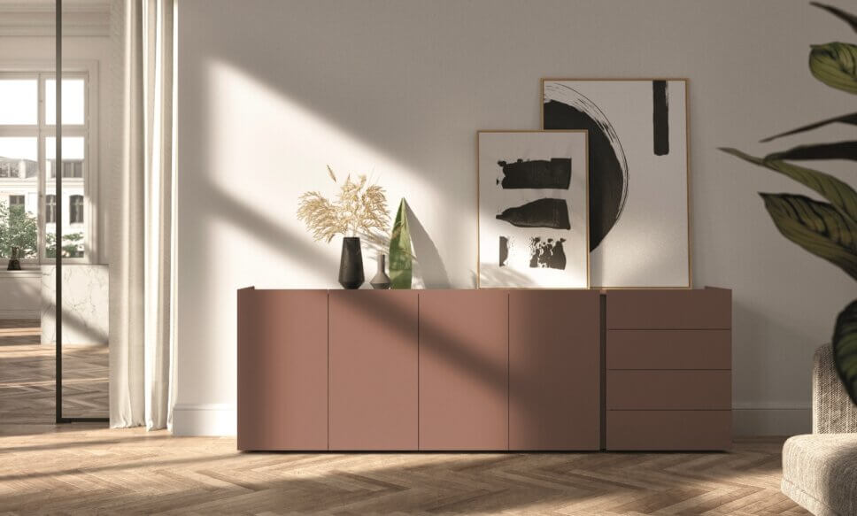 Braunes Sideboard im modern eingerichteten Wohnzimmer
