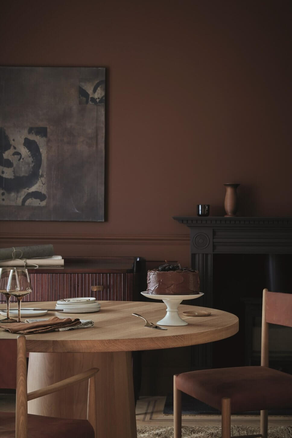 Esszimmer mit braun gestrichenen Wänden in Altbau