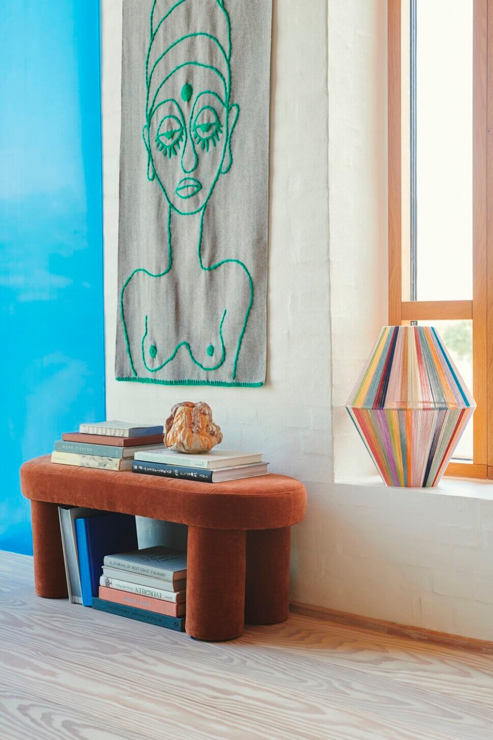 Braune Polsterbank im modern eingerichteten Wohnzimmer