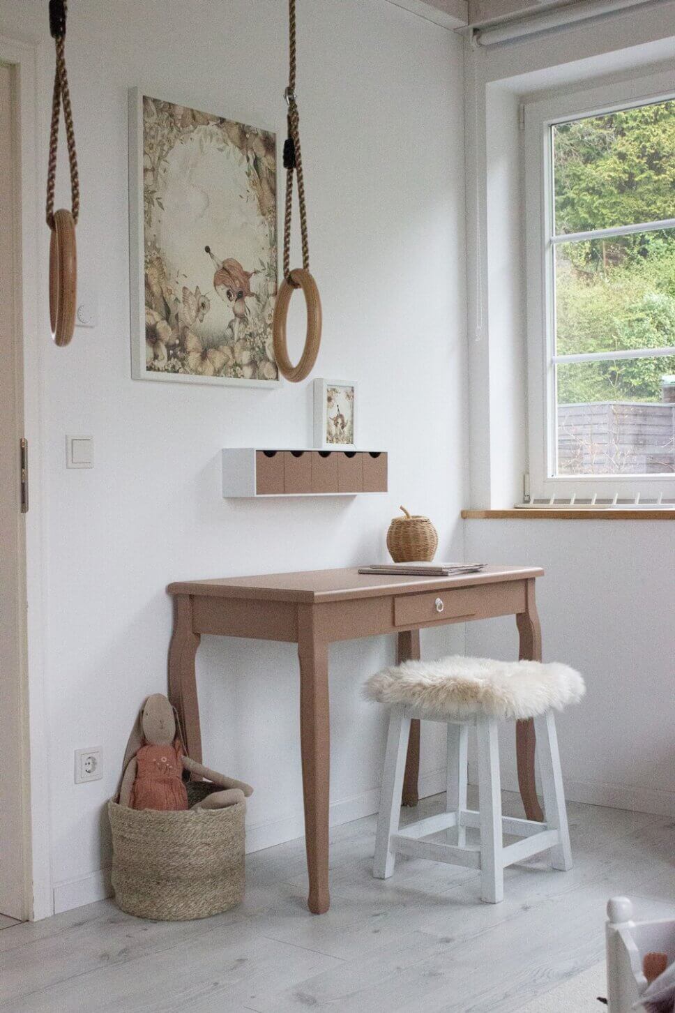 Braun gestrichener Schreibtisch im modern eingerichteten Kinderzimmer