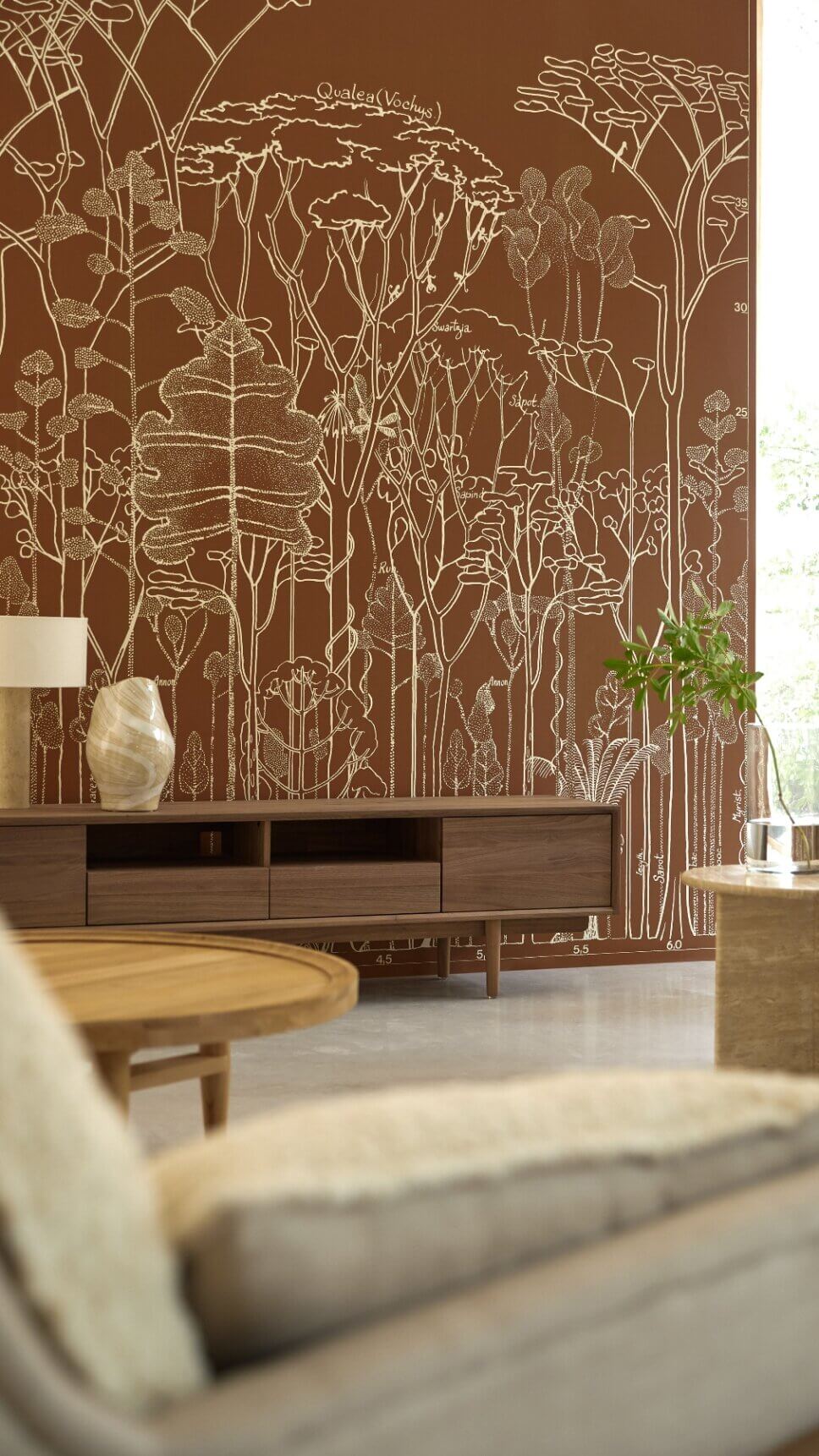 Waldtapete auf braunem Grund in modern eingerichtetem Wohnzimmer