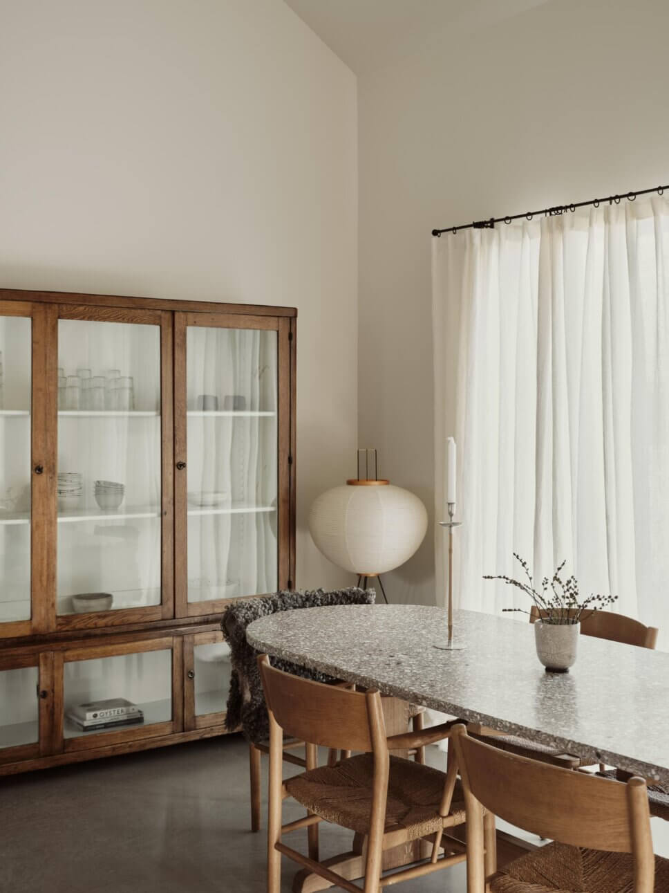 Mit Designklassikern skandinavisch eingerichtetes Holzhaus