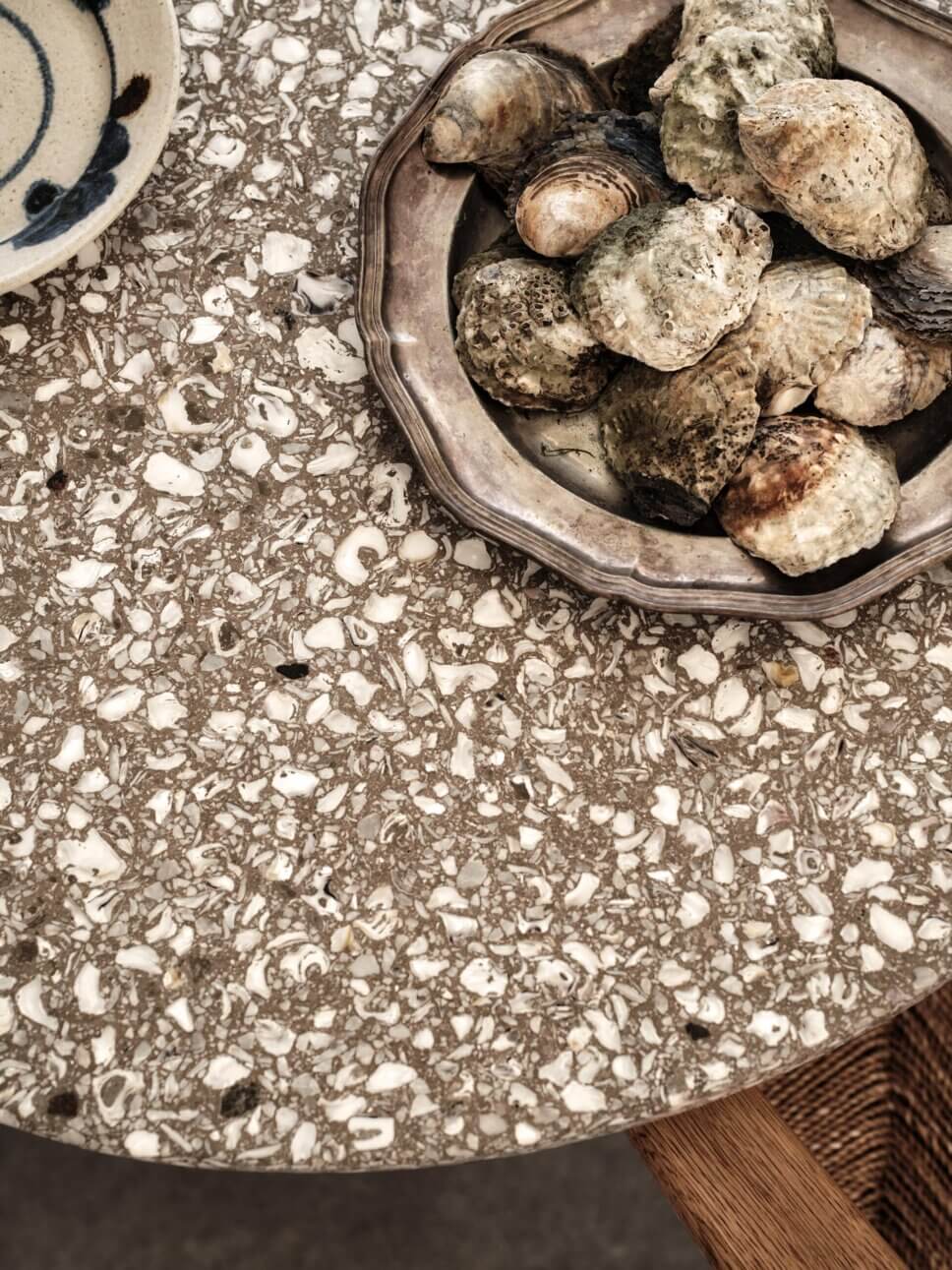 Austern auf Terrazzo-Tisch in modern eingerichtetem skandinavischem Ferienhaus