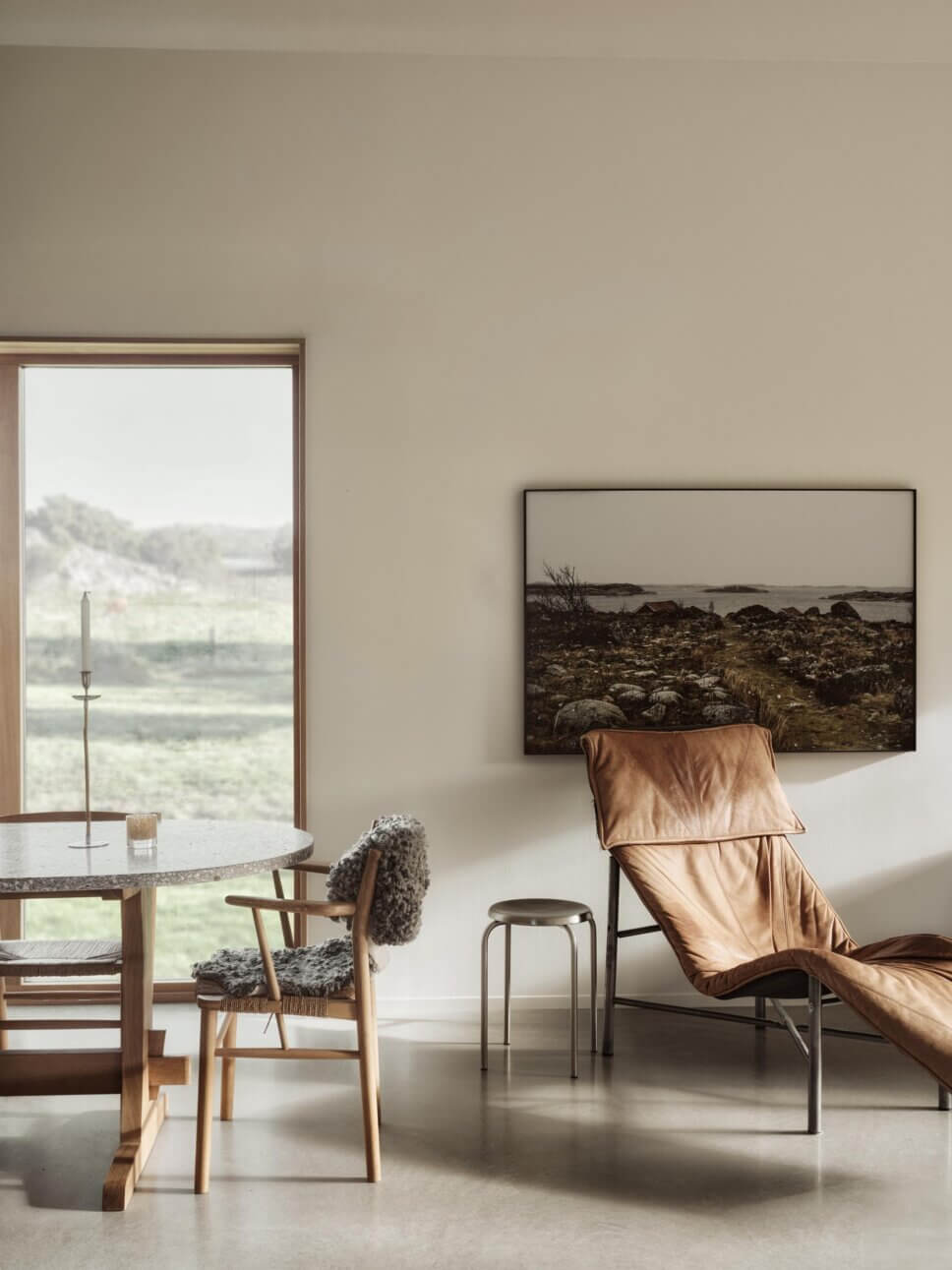 Mit Designklassikern skandinavisch eingerichtetes Holzhaus