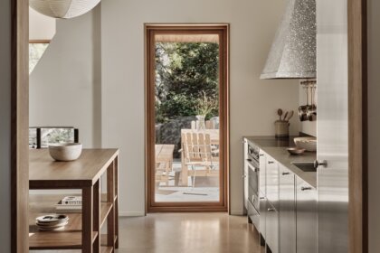 Offene Edelstahlküche in modern eingerichtetem skandinavischem Ferienhaus