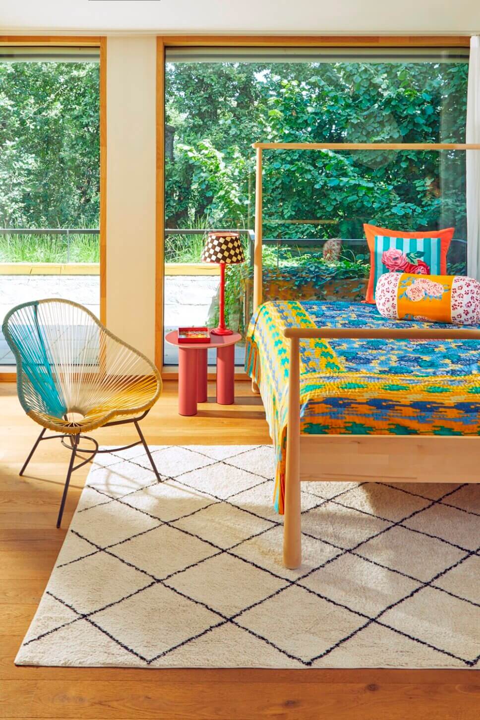 Behaglich mit farbenfrohen Stoffen modern eingerichtetes Schlafzimmer in italienischem Bungalow