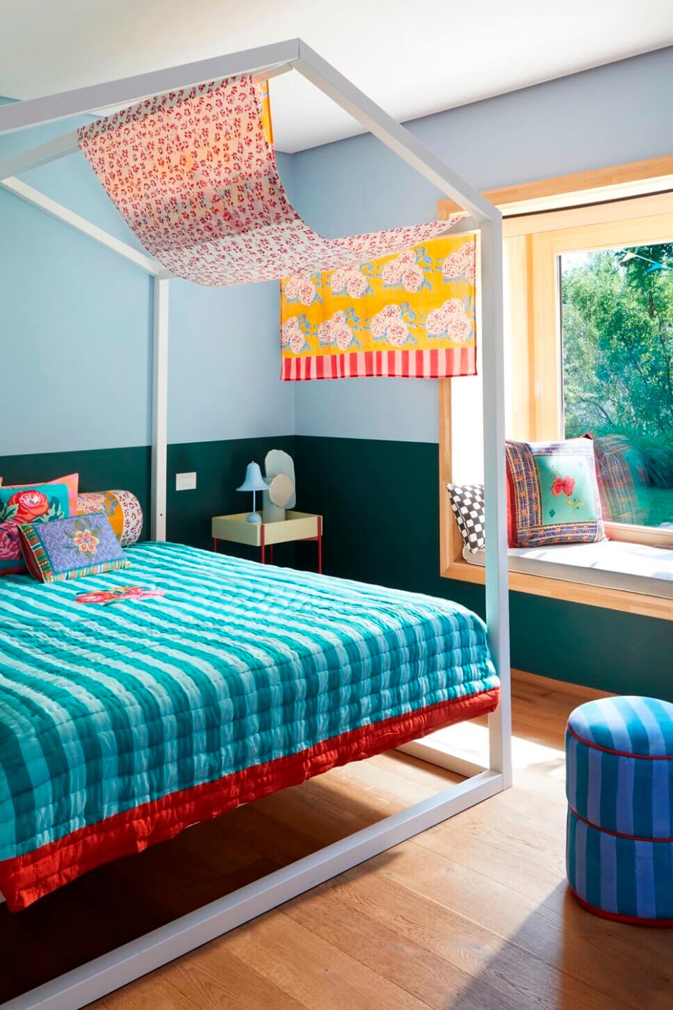 Behaglich mit farbenfrohen Stoffen modern eingerichtetes Schlafzimmer in italienischem Bungalow