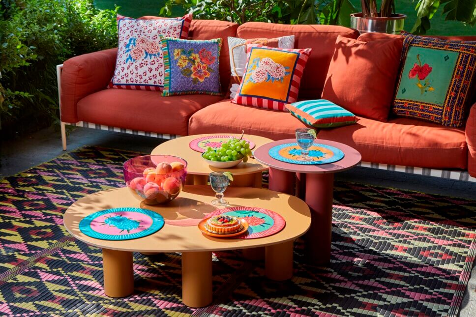 Behaglich mit farbenfrohen Stoffen und Designklassikern modern eingerichtete Terrasse an italienischem Bungalow