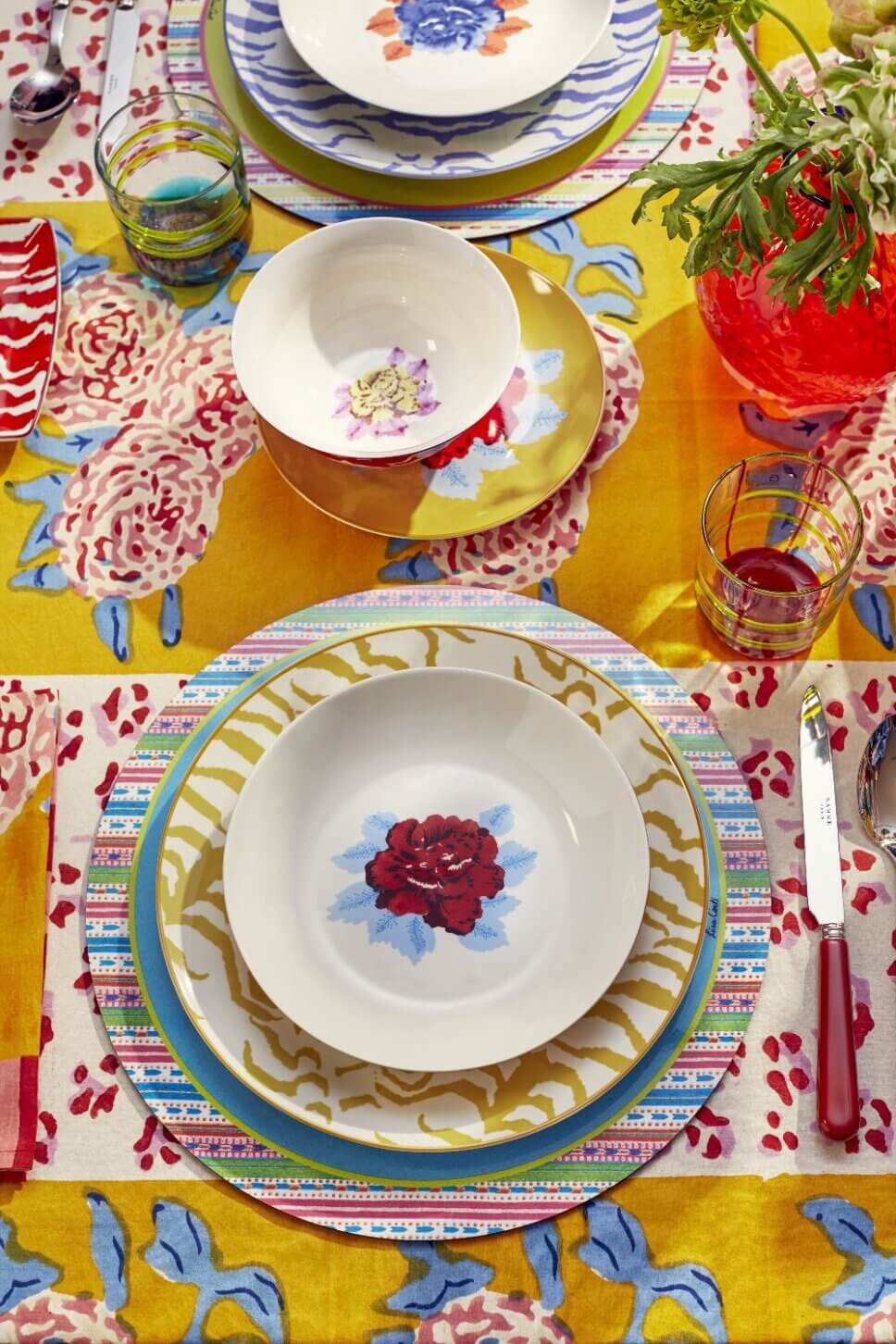 Mit farbenfrohem Geschirr und Stoffen liebevoll gedeckter Tisch