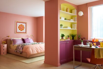 Behaglich und farbenfroh mit Designermöbeln modern eingerichtetes Schlafzimmer in New Yorker Penthouse