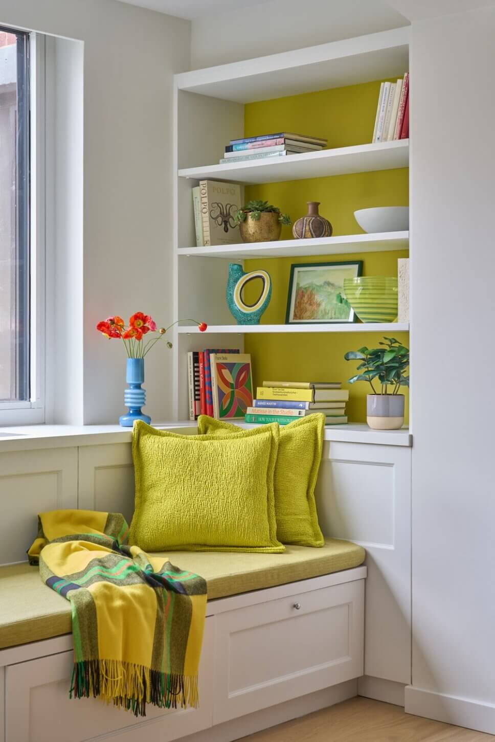 Behaglich und farbenfroh mit Designermöbeln modern eingerichtetes Wohnzimmer in New Yorker Penthouse