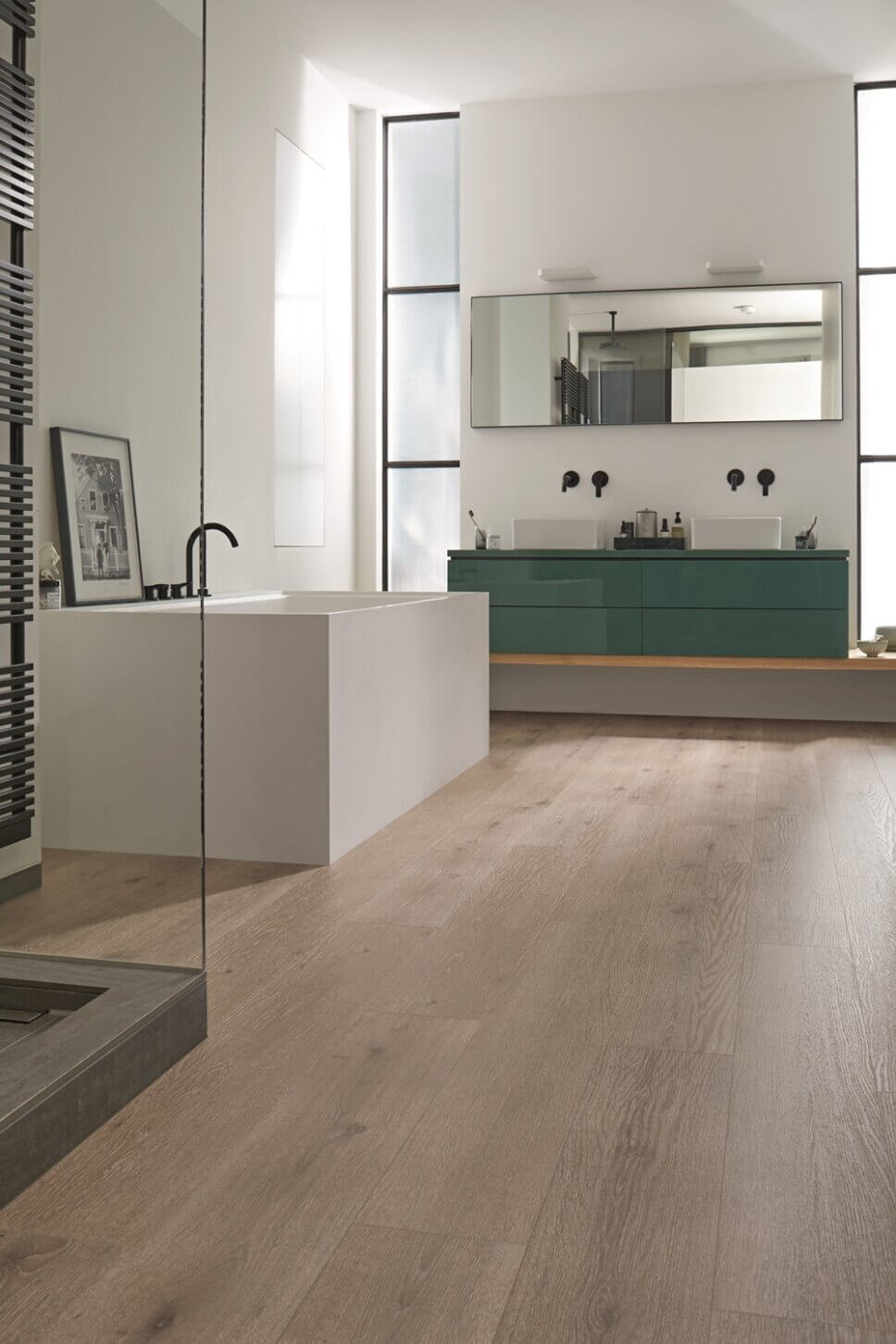 Modern eingerichtetes Badezimmer mit Designboden in Optik von Eichenparkett