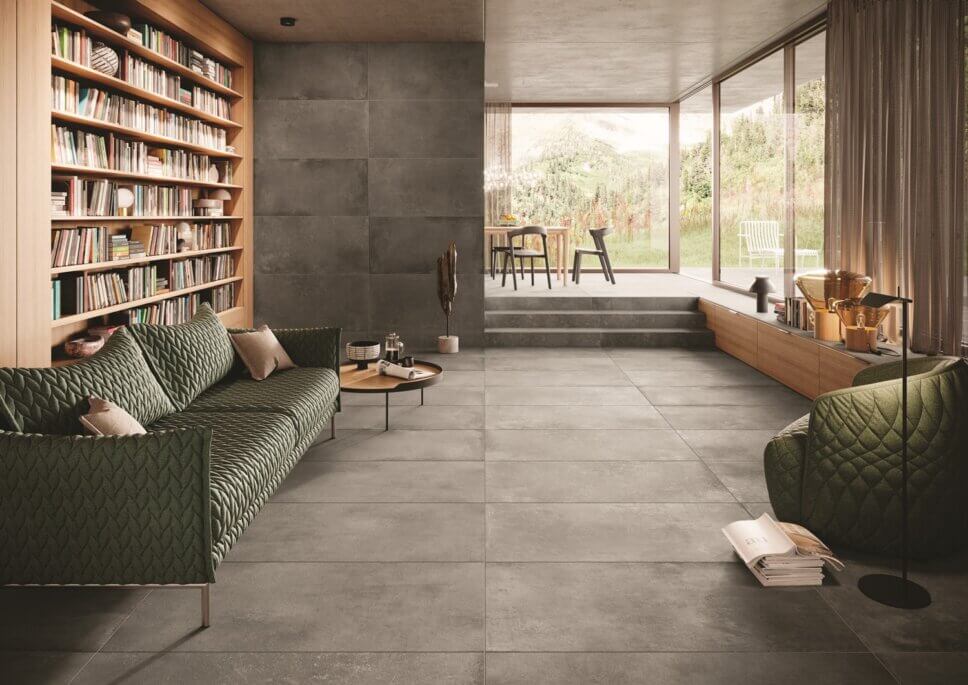 Modern eingerichteter Wohnraum mit Zugang zur Terrasse mit Fliesenboden in Betonoptik