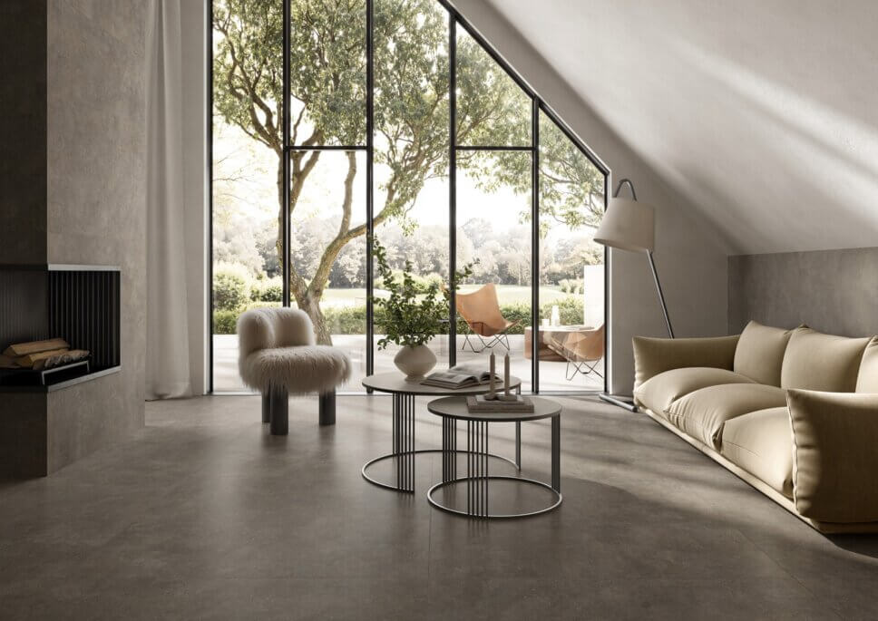 Modern eingerichteter Wohnraum mit Zugang zur Terrasse mit Fliesenboden in Betonoptik