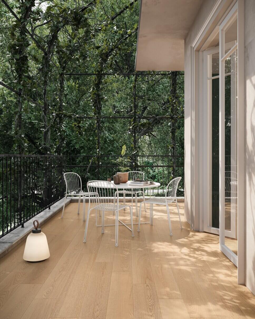 Modern eingerichteter Balkon mit Fliesenboden in Optik von Eichenparkett