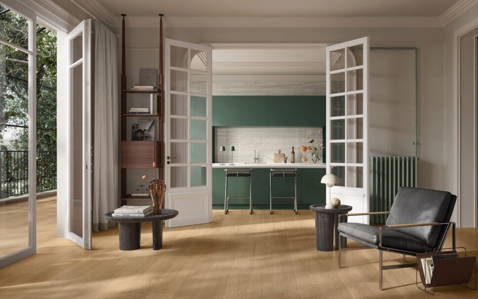 Modern eingerichteter Wohnraum mit offener Küche und Zugang zum Balkon mit Fliesenboden in Optik von Eichenparkett