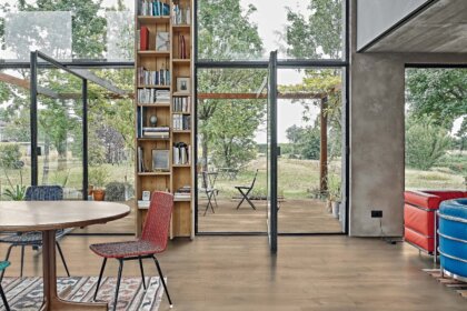 Modern eingerichteter Wohnraum mit Zugang zur Terrasse mit Fliesenboden in Optik von Eichenparkett