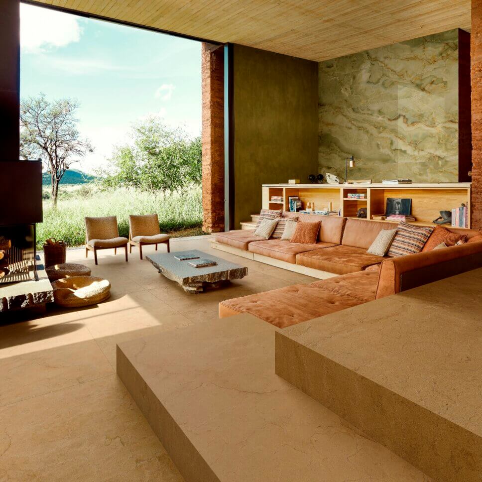 Modern eingerichteter Wohnraum mit Fliesenboden in Marmoroptik