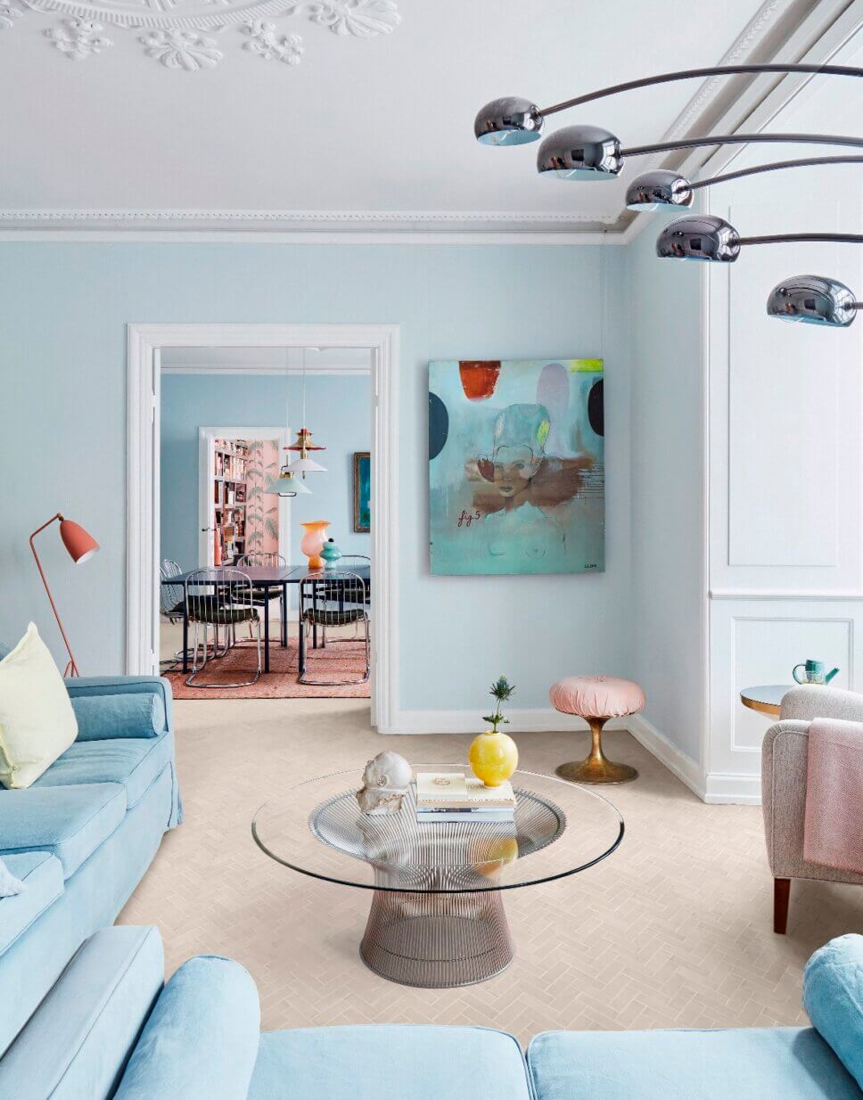 Modern eingerichteter Wohnraum mit Fliesenboden in Steinoptik