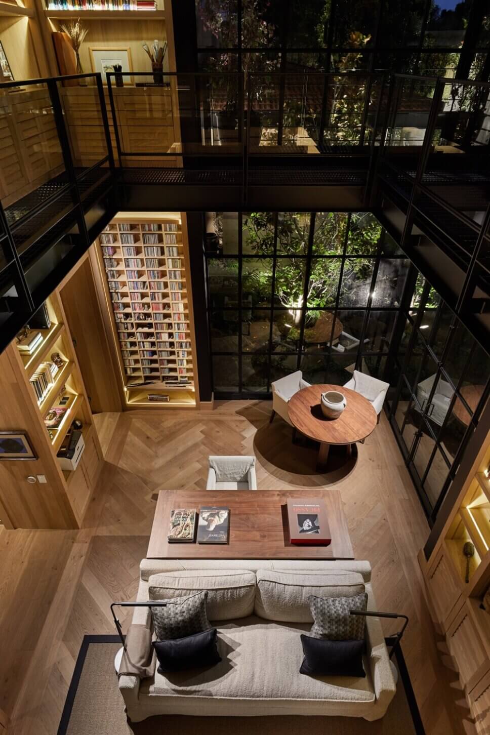 Modern eingerichtete Bibliothek mit Eichenparkett