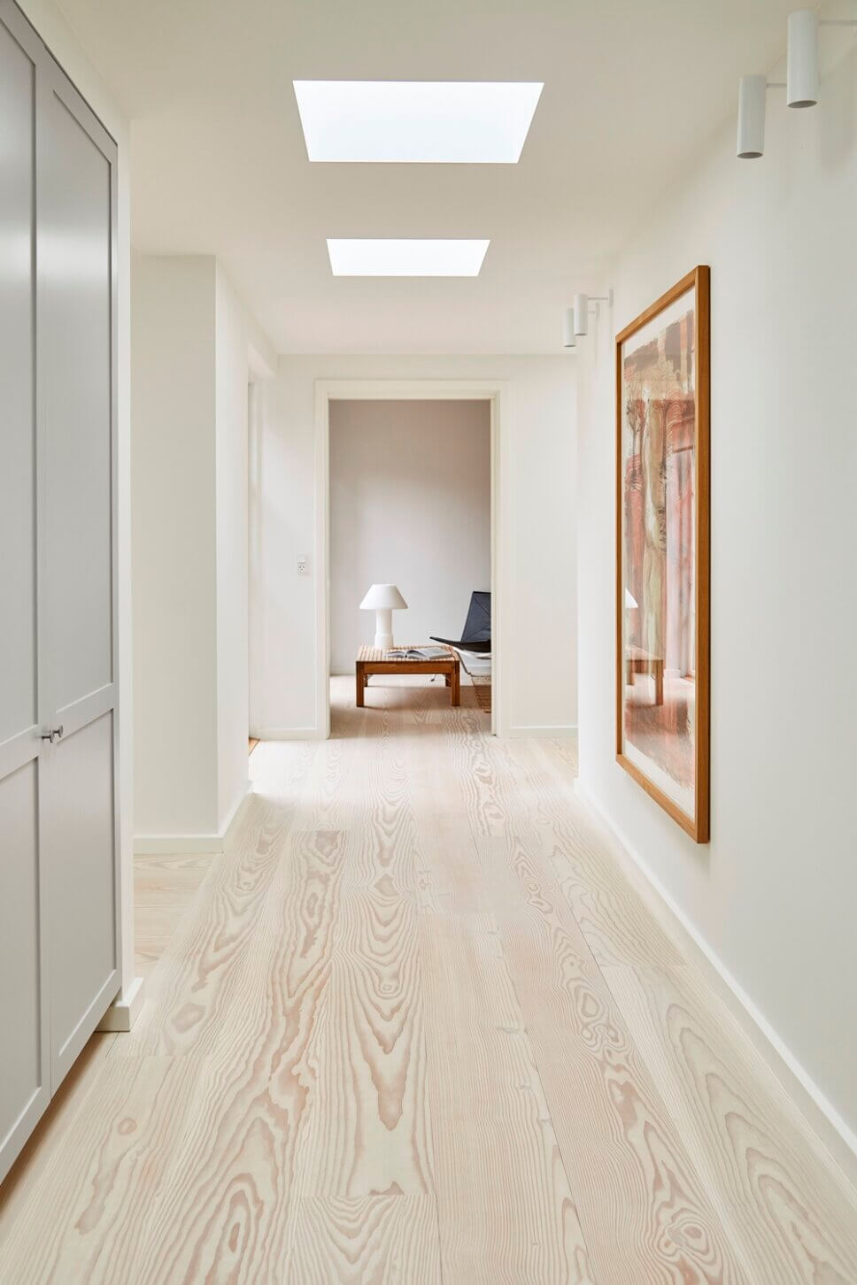 Modern eingerichteter Flur mit Douglasien-Parkett