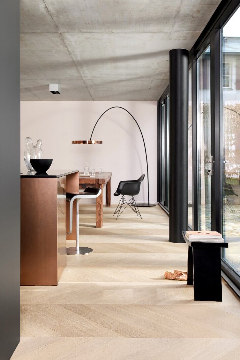 Modern eingerichtetes Wohnzimmer mit Eichenparkett