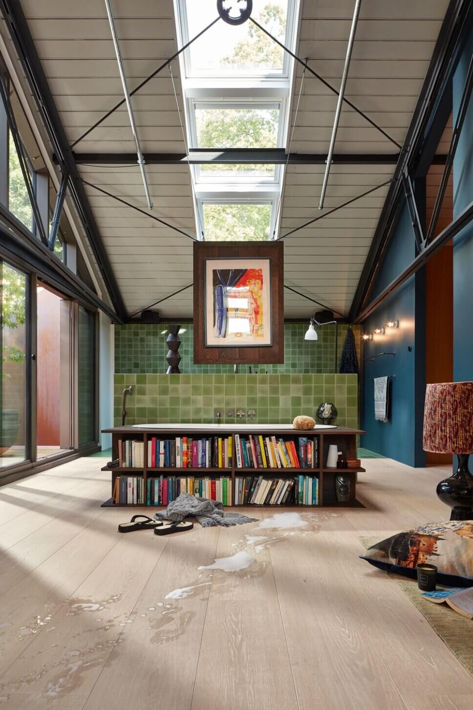 Modern eingerichtetes Badezimmer mit Eichenparkett