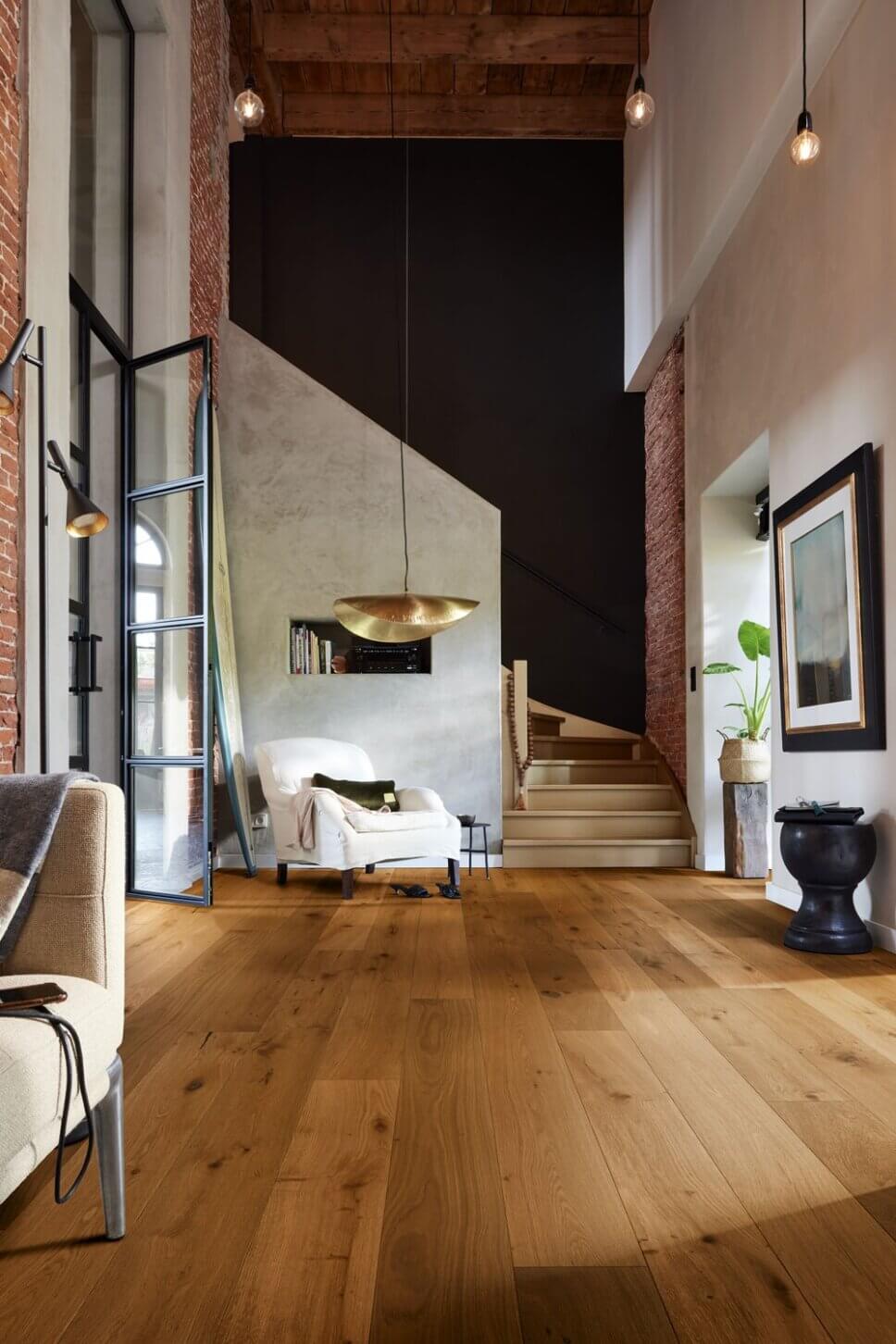 Modern eingerichteter Flur mit Eichenparkett