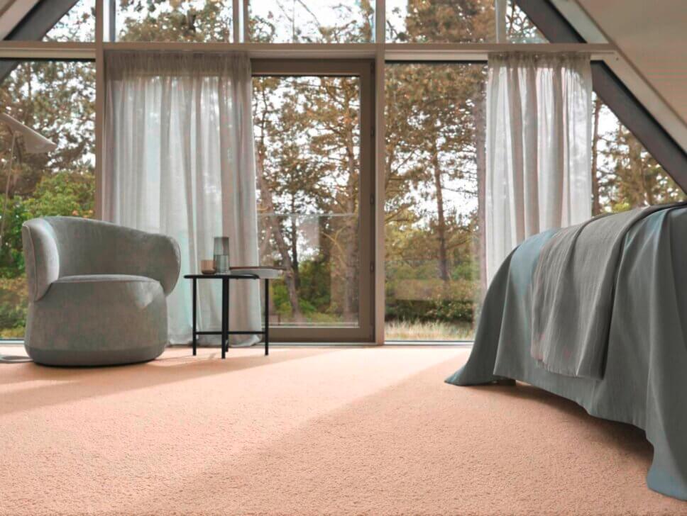 Modern eingerichtetes Schlafzimmer mit weichem Teppichboden