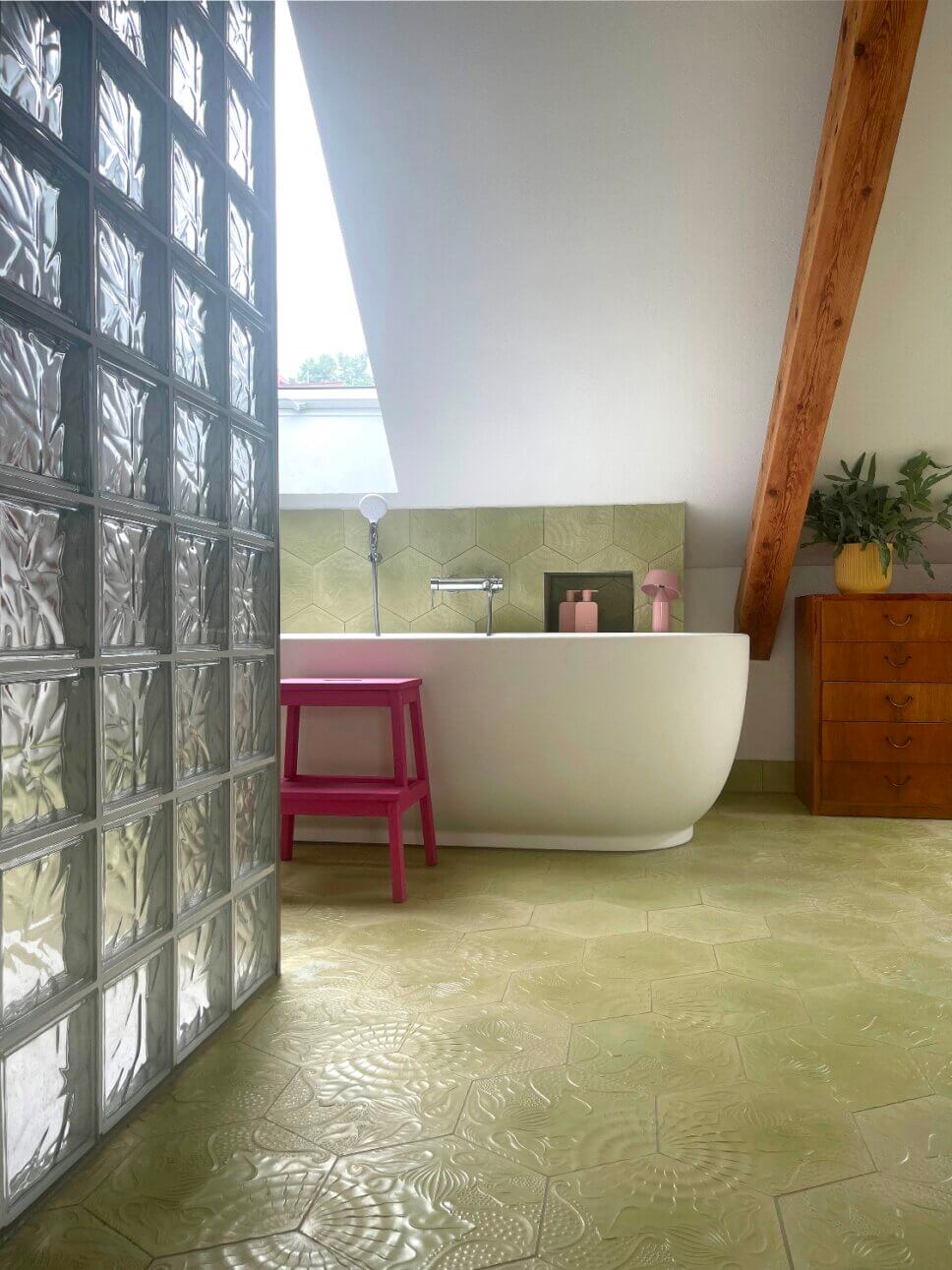 Modern eingerichtetes Badezimmer mit Mosaikplatten auf Fußboden und Wand