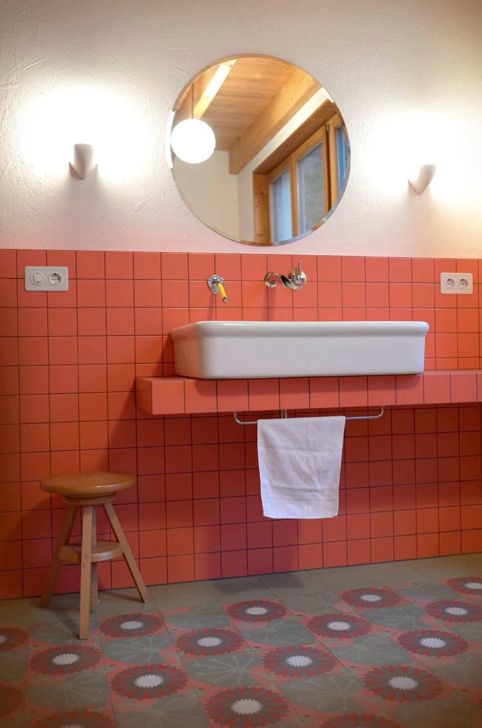 Modern eingerichtetes Badezimmer mit Mosaikplatten auf Fußboden