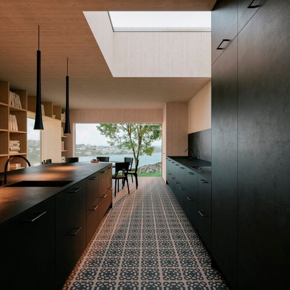 Modern eingerichtete Küche mit gemusterten Zementfliesen