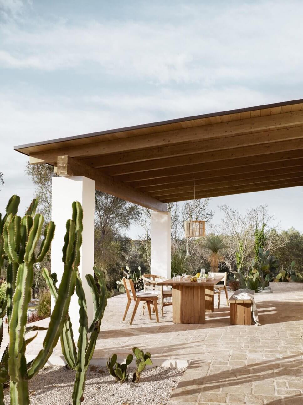 Holz-Gartenmöbel auf der Terrasse in mediterraner Landschaft
