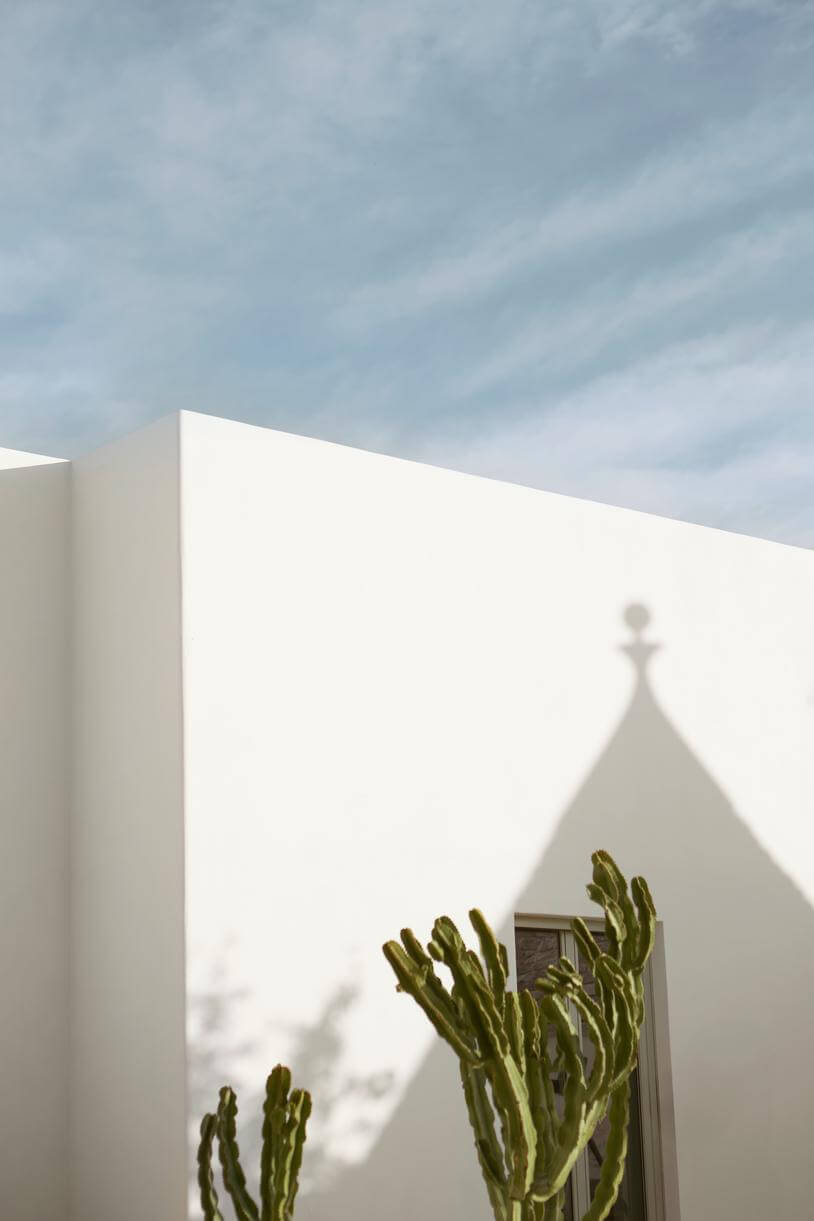 Schatten eines Trullos auf mediterranem weißen Haus