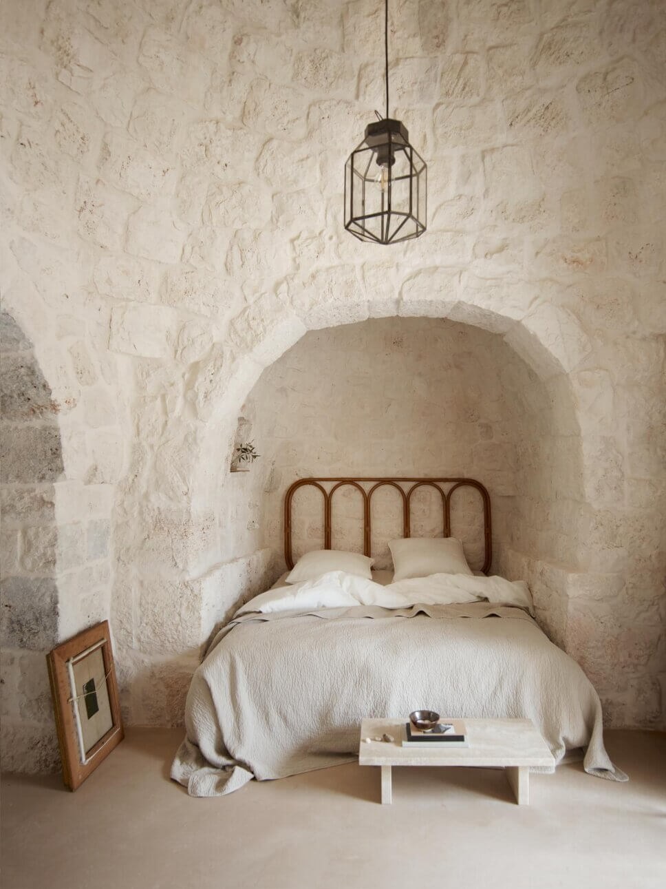 Modernes Schlafzimmer in mediterranem Haus mit steinerner Gewölbedecke