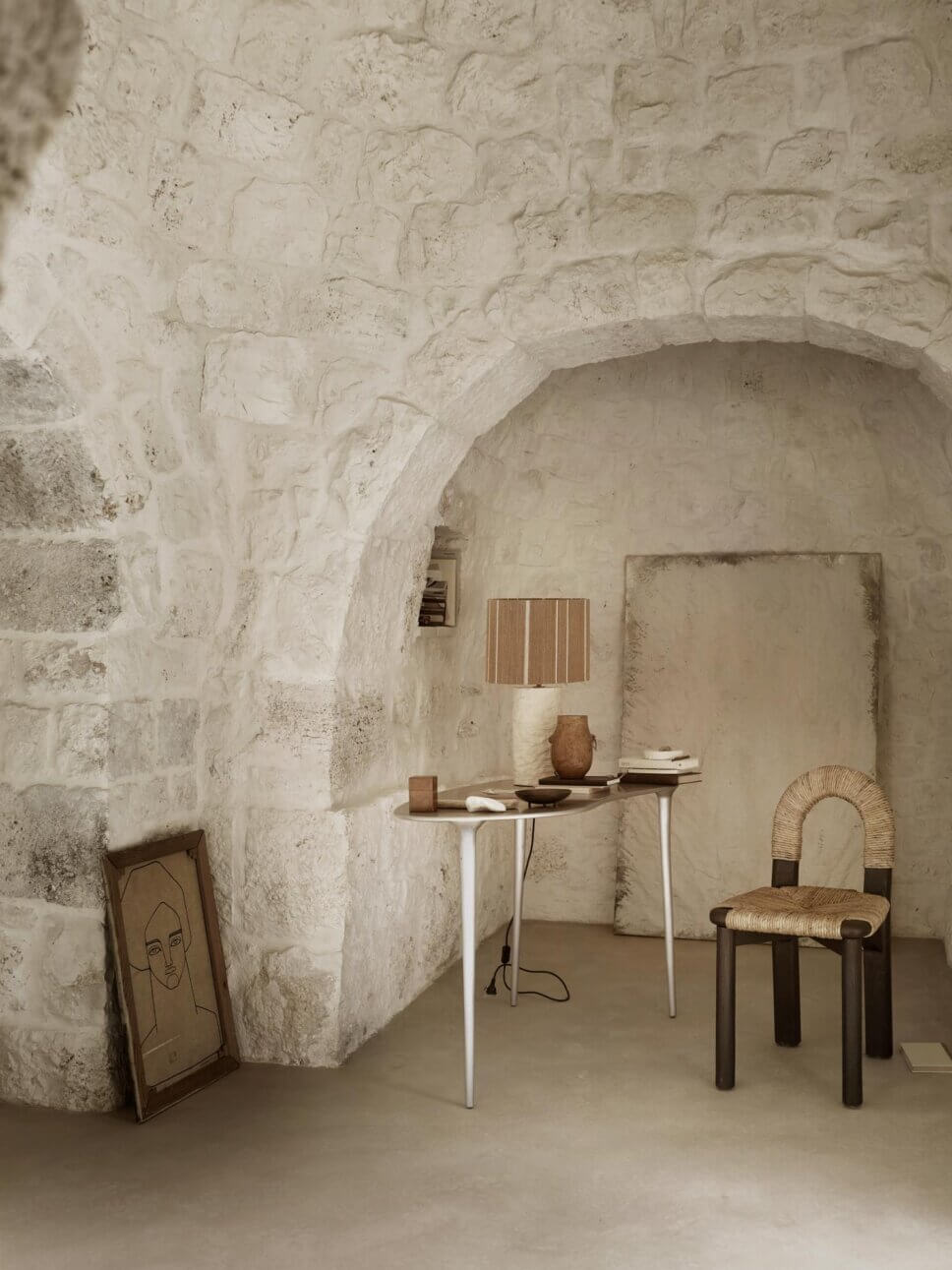 Arbeitsecke mit Tisch und Stuhl in mediterranem Haus mit Gewölbedecke