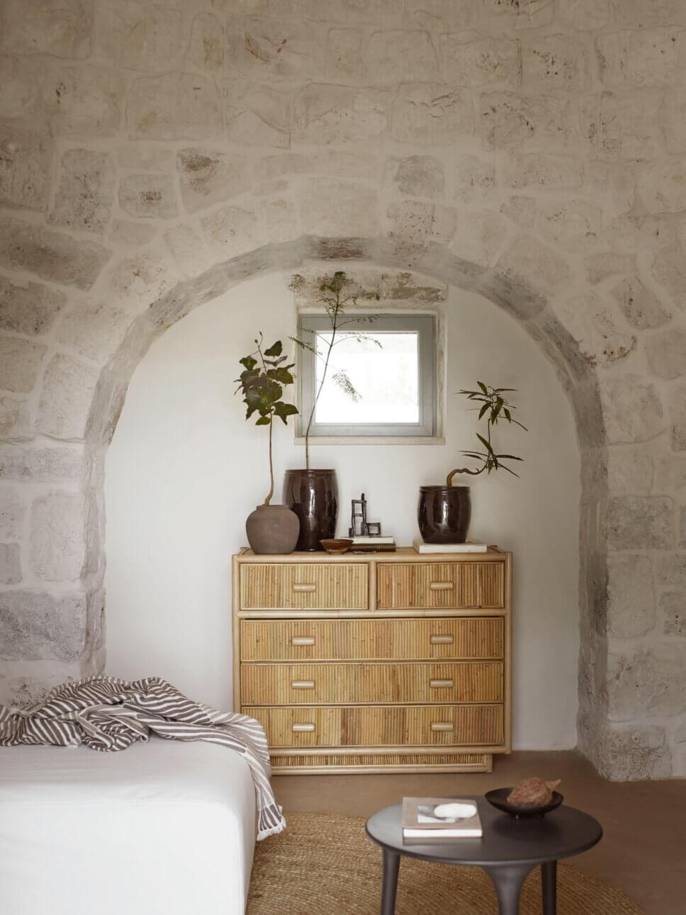 Modernes Schlafzimmer in mediterranem Haus mit steinerner Gewölbedecke