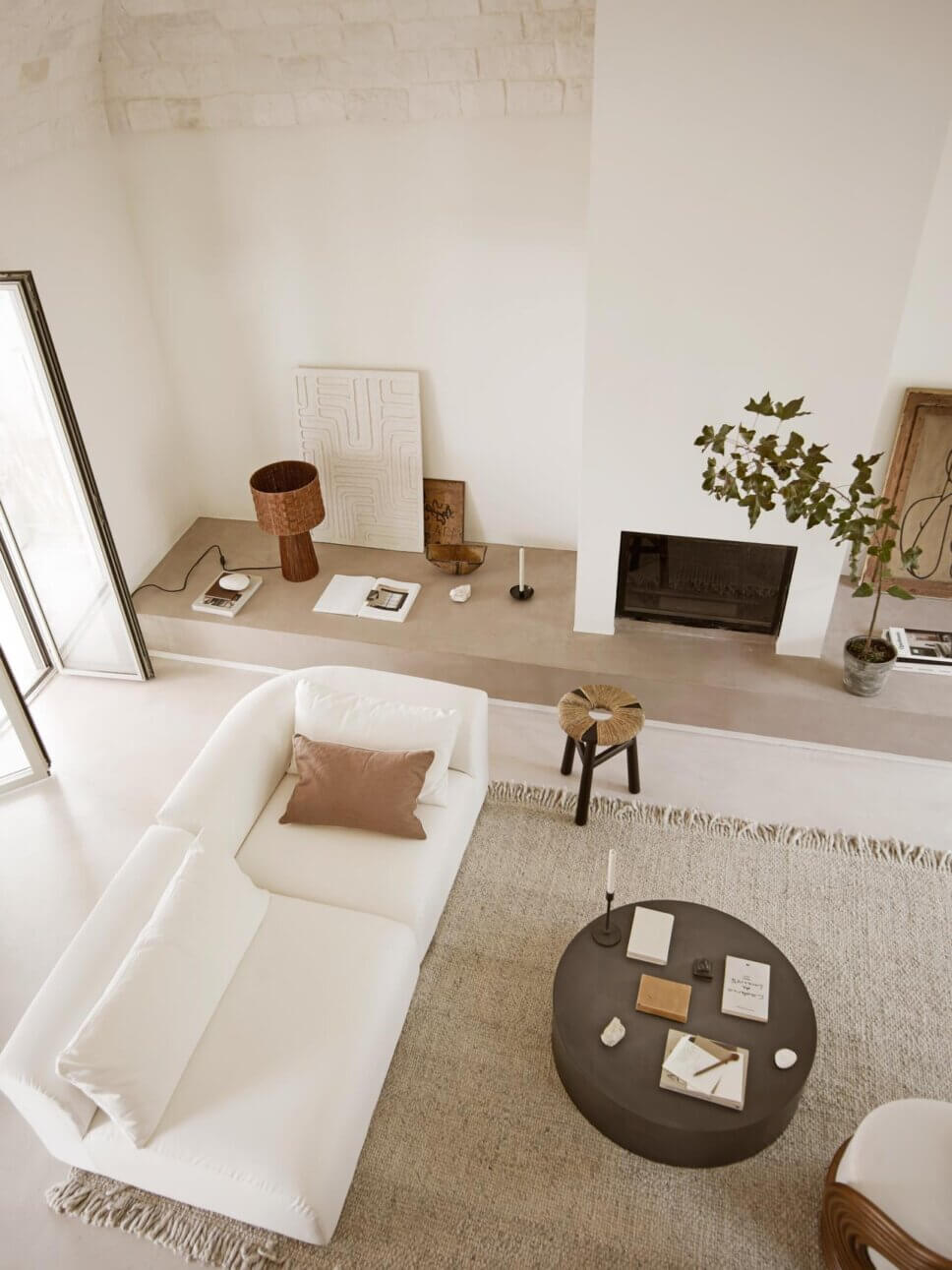 Modernes Wohnzimmer mit weißem Sofa in mediterranem Haus mit steinerner Gewölbedecke